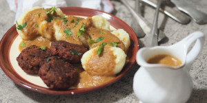 Beitragsbild des Blogbeitrags Bratensauce ohne Braten I Grundrezept zum Verfeinern