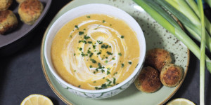 Beitragsbild des Blogbeitrags Rote Linsen Suppe I eine der besten Suppen I Blitz-Rezept 