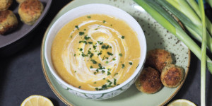Beitragsbild des Blogbeitrags Rote Linsen Suppe I eine der besten Suppen I Blitz-Rezept