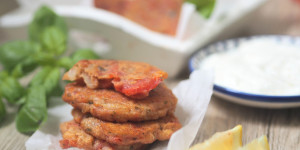 Beitragsbild des Blogbeitrags Domatokeftedes I Tomatenpuffer I orthodoxe Fastenküche