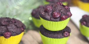 Beitragsbild des Blogbeitrags Schoko-Kirsch-Muffins I veganes Schokoteig Grundrezept 