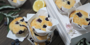 Beitragsbild des Blogbeitrags Zitronen-Blaubeer-Muffins I fluffig und super lecker I Blitzrezept 