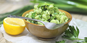 Beitragsbild des Blogbeitrags Grüner Nudelsalat I darf beim Grillen nicht fehlen I Blitzrezept