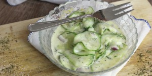 Beitragsbild des Blogbeitrags Salata de castraveti cu iaurt|rumänischer Gurkensalat 