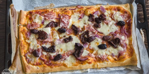 Beitragsbild des Blogbeitrags Grillteig Pizza Rustikal, Schinken, Käse, Olive, Tomate, Zwiebel