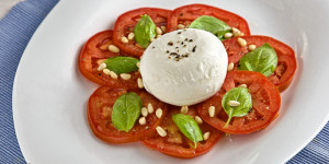 Beitragsbild des Blogbeitrags Caprese mit Büffelmozzarella 100% auf unsere Art, perfekt als Sommergericht!