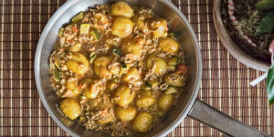Beitragsbild des Blogbeitrags Gnocchi Pfanne mit Hackfleisch und Zucchini, 100% Genuss, genial!
