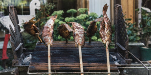 Beitragsbild des Blogbeitrags Steckerlfisch, der Traum vom Stock und Grill, so wirds gemacht!