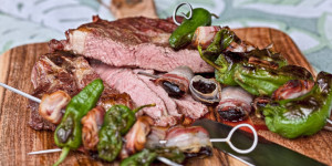 Beitragsbild des Blogbeitrags Prime Rib Steak vom Grill, Speckpflaumen, Speck-Paprika, herrlich!
