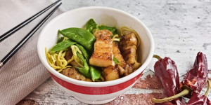 Beitragsbild des Blogbeitrags Pork Belly mit Zuckerschoten und Curry Nudeln, ganz einfach gemacht