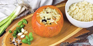 Beitragsbild des Blogbeitrags Kürbis aus dem Ofen, vegetarisch gefüllt, einfach ein Hochgenuss!