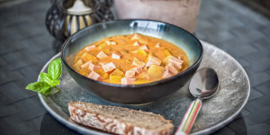 Beitragsbild des Blogbeitrags Butternuss Kürbis Kartoffel Gulasch mit etwas Leberkäse, gute schnelle Küche!