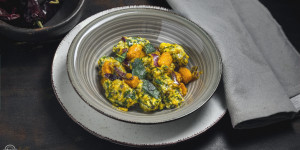 Beitragsbild des Blogbeitrags Spinat Nockerl Kürbis Gemüse, serviert mit Salbei Butter, ein Traum!