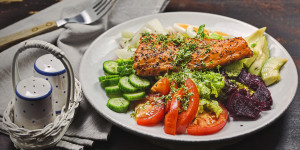 Beitragsbild des Blogbeitrags gebeizter Lachs auf Salatvariation, Ei, Avocado, schneller Genuss!