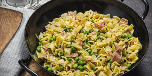 Beitragsbild des Blogbeitrags Schinken Nudeln mit Erbsen, ganz einfach die ultimative Mahlzeit für wenig Zeit! 