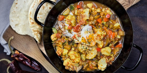 Beitragsbild des Blogbeitrags Gemüse Pfanne mit Ei – eine Shakshuka Abwandlung, wunderbar einfach!