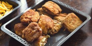 Beitragsbild des Blogbeitrags Gefüllte, gebackene Chicken Leg Ins, knuspriger Genuss, simpel gemacht