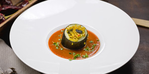 Beitragsbild des Blogbeitrags Reis Zucchini mit Tomatensoße, fruchtig, frisch, vegan, einfach kochen! 
