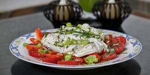 Beitragsbild des Blogbeitrags Ziegenkäse Tomaten Kräuteröl, ein kulinarischer Sommertraum, ganz einfach! 