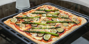 Beitragsbild des Blogbeitrags Spargel Camembert Pizza und zwei befreundete Käsesorten, einfach himmlisch!