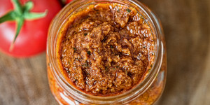 Beitragsbild des Blogbeitrags Tomaten Pesto, die Beilage zu unzähligen Gerichten, der Hauptdarsteller auf Brot