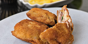 Beitragsbild des Blogbeitrags Salbei Camembert Huhn, gefüllter, gebackener Genuss ganz einfach gemacht!