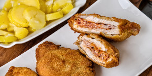 Beitragsbild des Blogbeitrags Pesto Schnitzel, absolut wohlschmeckender Genuss in der knusprigen Panade!