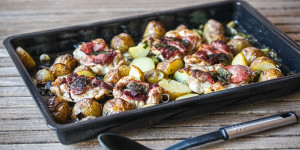 Beitragsbild des Blogbeitrags Salbei Huhn im Speckmantel, Kartoffeln, alles aus dem Ofen, einfach wunderbar!