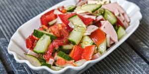Beitragsbild des Blogbeitrags Es gibt Sommer Salat, erfrischend, frische Kräuter, wunderbar einfach gemacht! 
