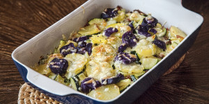 Beitragsbild des Blogbeitrags Kartoffelauflauf Zucchini Speck, einfach aus dem Ofen, schnell gemacht! 