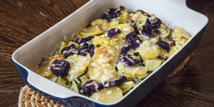 Beitragsbild des Blogbeitrags Kartoffelauflauf Zucchini Speck, einfach aus dem Ofen, schnell gemacht!