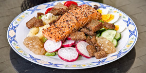 Beitragsbild des Blogbeitrags Brotsalat mit Lachs, eine leichte Mahlzeit für jeden Tag, gesund und gut! 