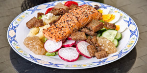 Beitragsbild des Blogbeitrags Brotsalat mit Lachs, eine leichte Mahlzeit für jeden Tag, gesund und gut!
