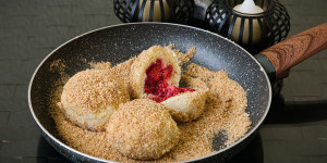 Beitragsbild des Blogbeitrags Himbeer Knödel, der süße Genuss perfekt kombiniert, es ist keine Hexerei!