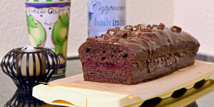 Beitragsbild des Blogbeitrags Pekannuss Schoko Kuchen, verfeinert mit Ribiselmarmelade, absolut ein Genuss!