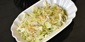 Beitragsbild des Blogbeitrags einfacher Krautsalat, absolut einfach, passt zu Fleisch, Fisch, schmeckt und liefert Vitamine! 