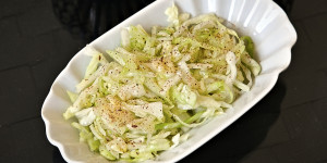 Beitragsbild des Blogbeitrags einfacher Krautsalat, absolut einfach, passt zu Fleisch, Fisch, schmeckt und liefert Vitamine!