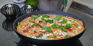 Beitragsbild des Blogbeitrags Pasta Frittata drei Käse hoch, so einfach, vegetarischer Genuss aus der Pfanne! 
