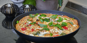 Beitragsbild des Blogbeitrags Pasta Frittata drei Käse hoch, so einfach, vegetarischer Genuss aus der Pfanne!