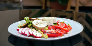 Beitragsbild des Blogbeitrags Schafkäse Feigen Salat, Sommer, Sonne, Genuss, erfrischt und ist schnell gemacht!