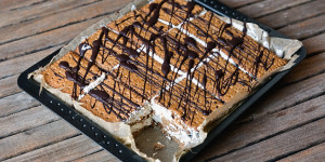 Beitragsbild des Blogbeitrags Mascarpone Butterkeks Torte, Heidelbeeren versteckt in einer Creme, einfach gut ohne Ei!