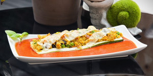 Beitragsbild des Blogbeitrags Couscous Zucchini mit fruchtiger Tomatensoße, schmackhaft und gesund!