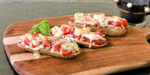 Beitragsbild des Blogbeitrags Aufbackbrötchen belegt im Pizza-Style, einfacher geht es nicht, schnell zum Genuss!