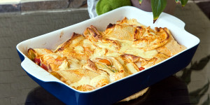 Beitragsbild des Blogbeitrags Palatschinken Caprese, erfrischende Füllung, Basilikum Pesto und viel Geschmack