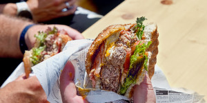 Beitragsbild des Blogbeitrags Klassischer Burger, das muss rein, Burger auf unsere Art gemacht, das Wesentliche zählt!