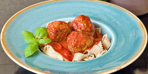 Beitragsbild des Blogbeitrags Fleischbällchen mit Tomatensoße auf Tagliatelle, kulinarische Kindheitserinnerung!