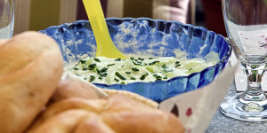 Beitragsbild des Blogbeitrags Gurkensalat  mit Rahm, so schnell, so einfach, so schmackhaft, die optimale Beilage! 