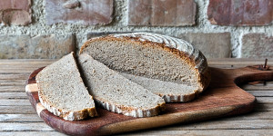 Beitragsbild des Blogbeitrags Roggen Leinsamen Brot, Brot kauft man nicht, Brot macht man selbst und spart Geld! 