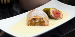 Beitragsbild des Blogbeitrags Feigen Apfel Strudel, serviert auf Vanillesoße, einfach nur traumhaft schmackhaft!