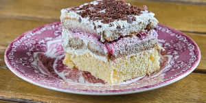 Beitragsbild des Blogbeitrags Mascarpone Biskuit Schnitte, der Kuchentraum aus Mutters Rezeptbuch!